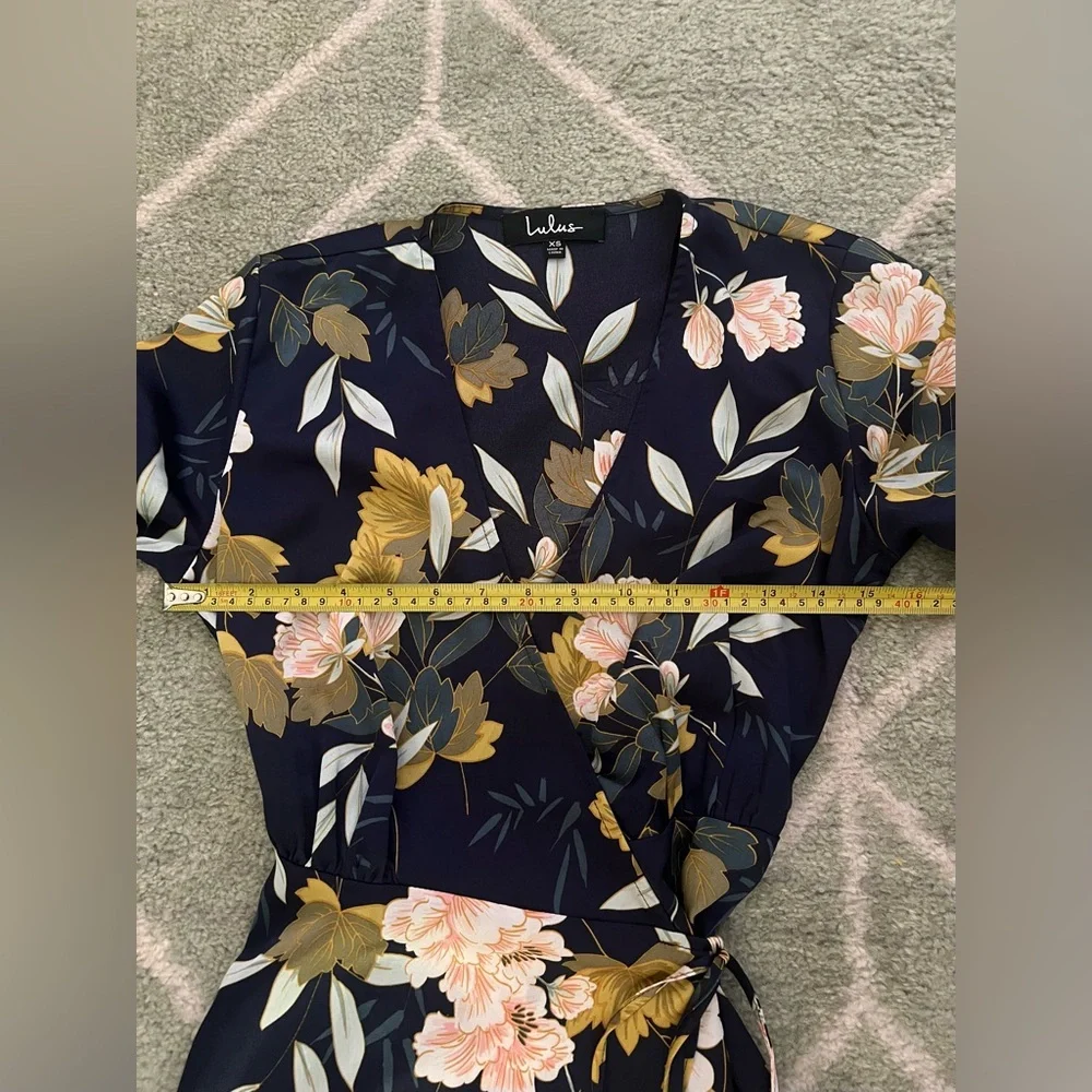 💐 Lulu’s “Love Is Life” Navy Floral Print Satin Wrap Dress - Picture 9 of 10